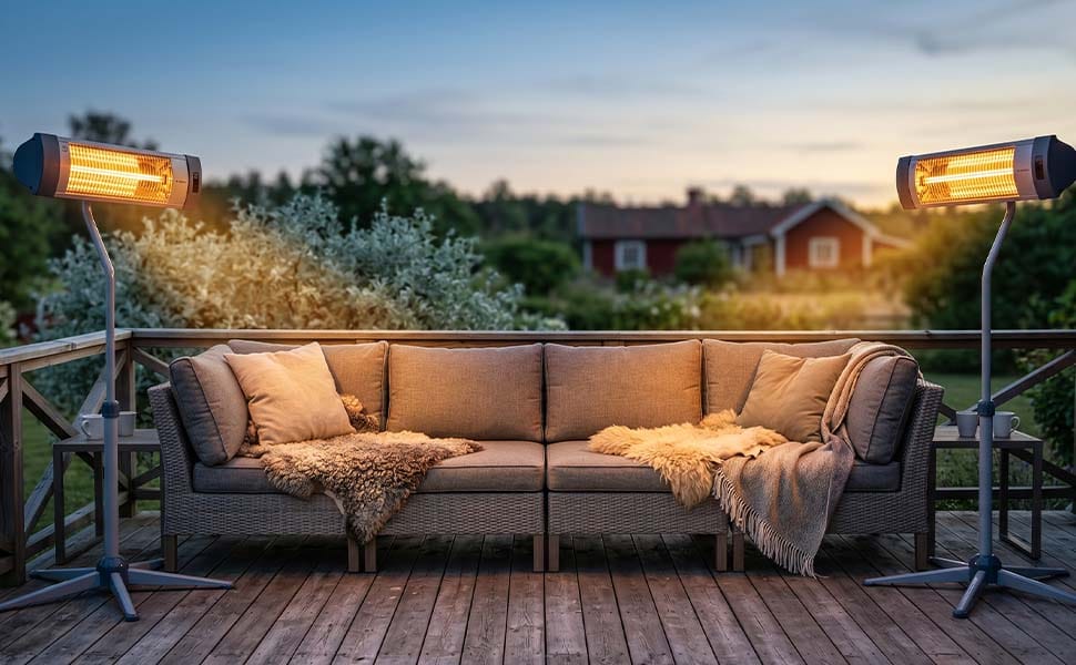 Infravärme på balkong i 2-pack, två STAR V40 på var sin sida av sittgrupp på terrass