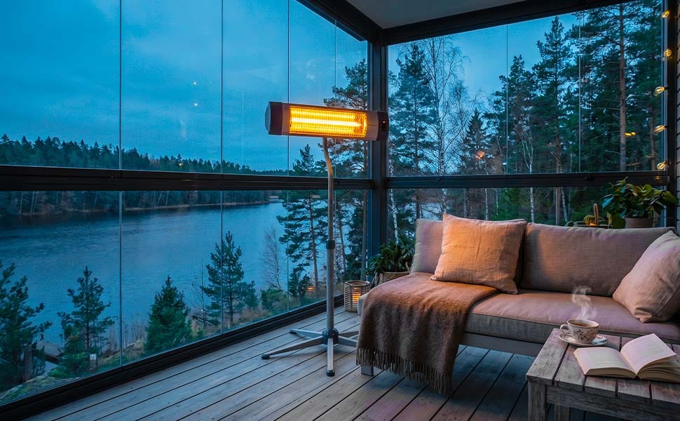 STAR V40 infravärmare på stativ i inglasad balkong med sittgrupp och glasväggar i kvällsljus