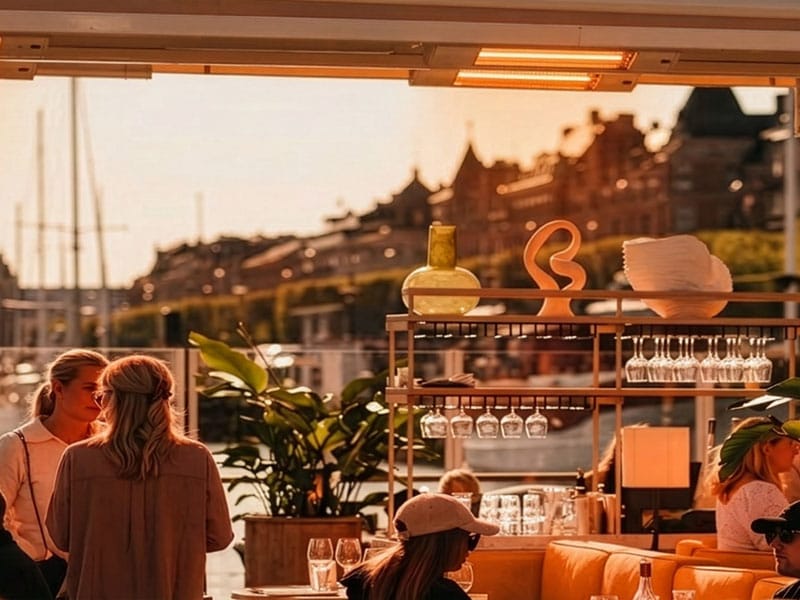 Opranic Infrarot-Heizstrahler an der Decke einer Premium-Restaurantterrasse montiert, der Heizstrahler fügt sich selbstverständlich in die durchgestaltete Außenumgebung ein.
