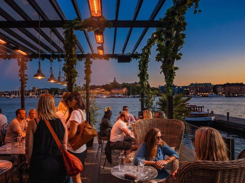 Terraza de restaurante junto al agua con calefactores Opranic